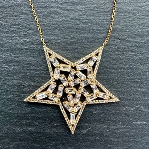 GOLD PLATED CRYSAL STAR NECKLACE.